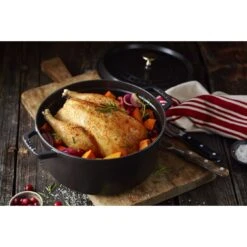 Staub Gietijzeren Braadpan 26 Cm / 5,25 L, Rond, Zwart -Kwaliteitskeukenwinkel Voor Thuis 000017453