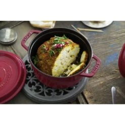Staub Gietijzeren Braadpan 20 Cm / 2,2 L, Rond, Kersenrood -Kwaliteitskeukenwinkel Voor Thuis 750032473